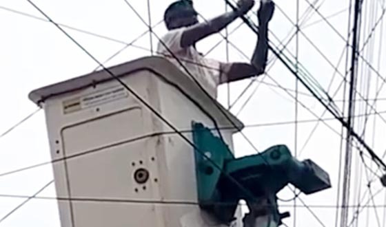 তাপদাহ উপেক্ষা করে স্ট্রিট লাইট সচল, কাজে ব্যস্ত কর্মচারীরা