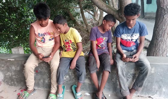 বাড়ছে স্মার্টফোন আসক্তি অভিভাবকদের সচেতন হওয়ার পরামর্শ