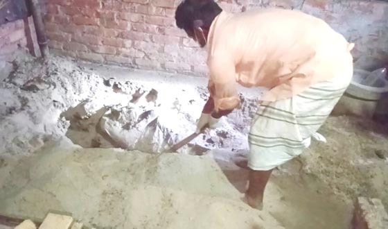 মাকে হত্যা করে ঘরের মেঝেতেই চাপা মাটি দিল ছেলে