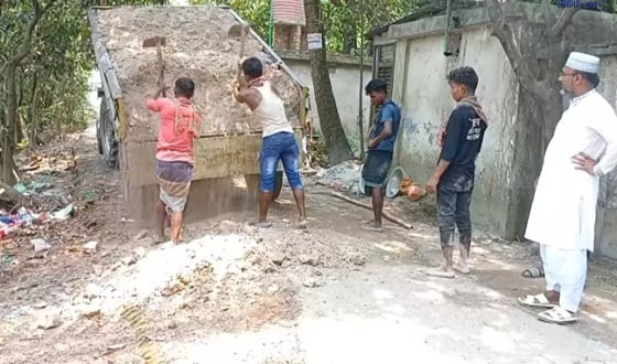 বালুয়াকান্দিতে ভাঙা রাস্তা সংস্কারে কাজ করলেন নাজিম লাভলুর