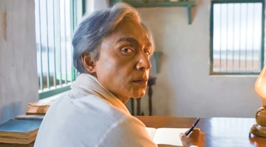 শরৎচন্দ্র রূপে ক্যামেরায় ধরা দিলেন টোটা রায়চৌধুরী
