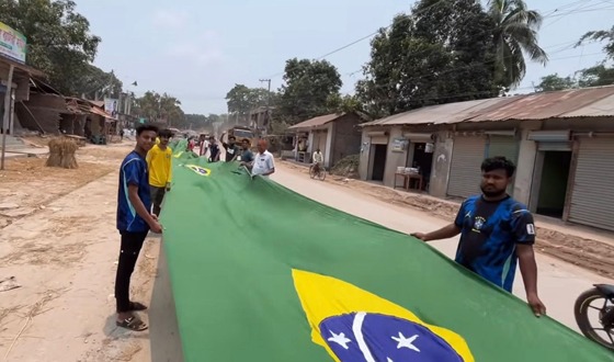 বাঘায় ১২০ হাত দৈর্ঘ্যরে পতাকা টাঙালেন ব্রাজিল সমর্থকরা