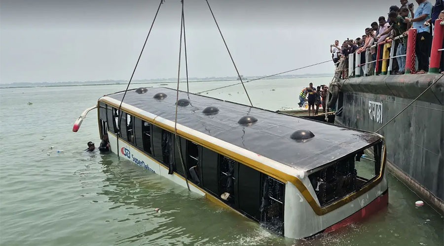 দৌলতদিয়ার পদ্মায় ডুবে যাওয়া বাসটি উদ্ধার, হতাহত ঘটেনি
