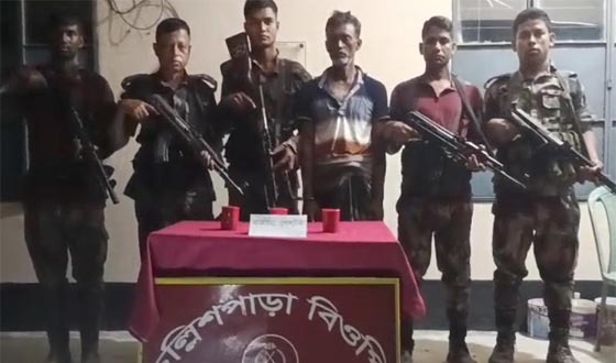 দৌলতপুর সীমান্তে ভারতীয় ককটেলসহ আটক ১