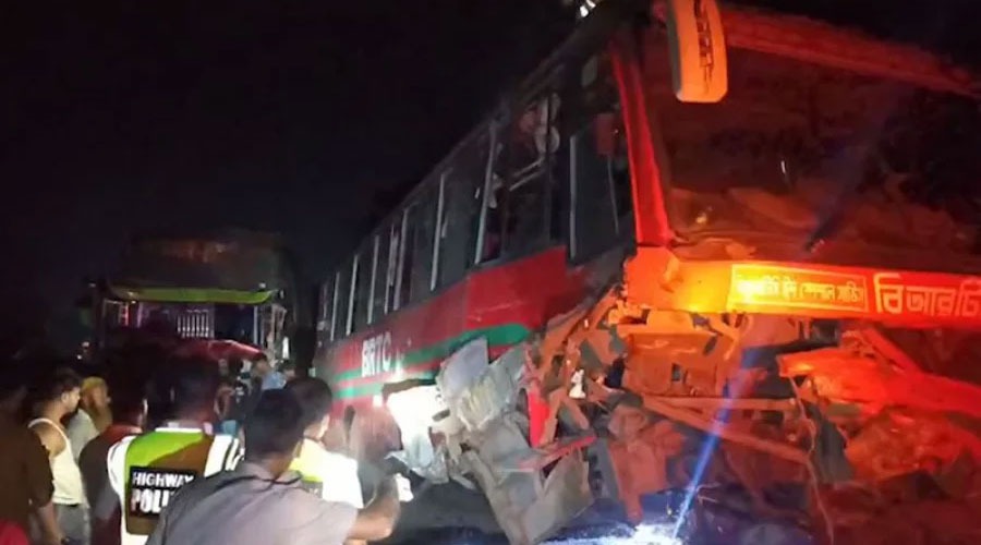 গোপালগঞ্জে যাত্রীবাহী বাস নিয়ন্ত্রণ হারিয়ে ব্রিজে ধাক্কা, দু’জনের মৃত্যু, আহত ২৫