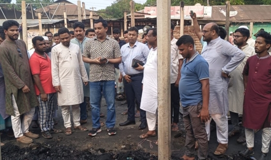 ভূরুঙ্গামারীতে অগ্নিকাণ্ডে ক্ষতিগ্রস্ত এলাকা পরিদর্শন করলেন জেলা প্রশাসক