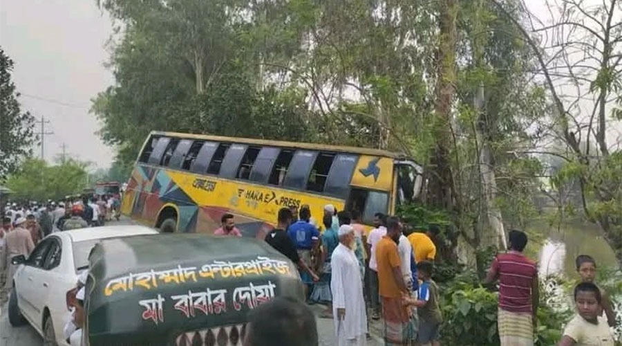 সিরাজগঞ্জে বাসের চাপায় অটোভ্যানে থাকা স্বামী-স্ত্রীসহ নিহত ৩