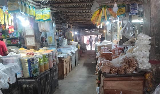 কালীগঞ্জে ঝুঁকিপূর্ণ ভবনে ১৩ বছর ধরে ব্যবসা করছেন