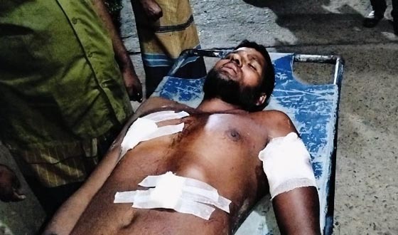 কলাপাড়ায় ব্যবসায়ীকে কুপিয়ে মৃত ভেবে ফেলে রেখে টাকা লুট