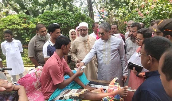 মুক্তাগাছায় এমপি জাকির হোসেনের অর্থ বিতরণ