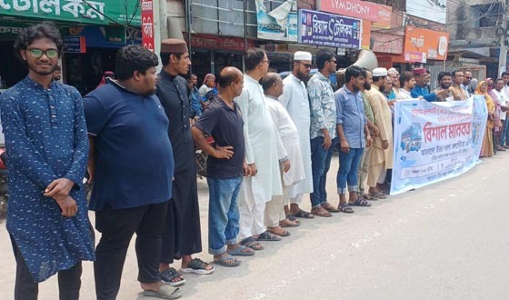 বন্ধ হওয়া রংপুর মেইল বাস চালুর দাবিতে মানববন্ধন