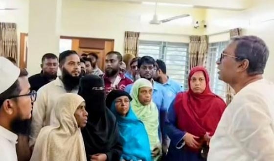 নির্বাচনী এলাকার জনগণের মাঝে এমপি মানিক