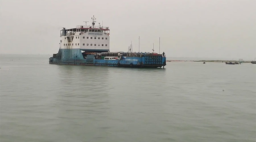 ঝড়ো বাতাসে নদী উত্তাল, দৌলতদিয়া-পাটুরিয়া নৌরুটে ফেরি-লঞ্চ চলাচল বন্ধ