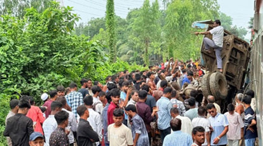 বালুবাহী ট্রাকে ট্রেনের ধাক্কা, ঢাকা-চট্টগ্রাম রুটে ট্রেন চলাচল বন্ধ
