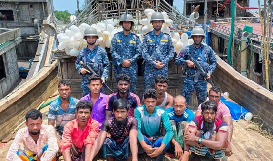 মায়ানমারে পাচারকালে সমিন্টে ও ৫টি ফিশিং বোটসহ ৫২ জন আটক