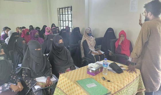 কলমাকান্দায় ব্যাকের হাঁস-মুরগি পালনের প্রশিক্ষণ