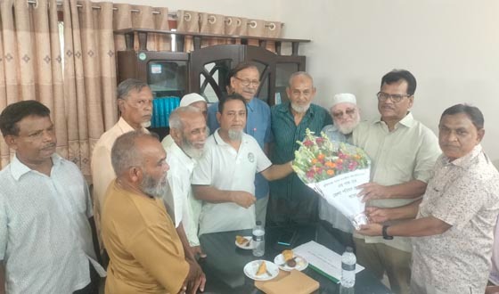সাতক্ষীরা জেলা পরিষদ প্রশাসককে মুক্তিযোদ্ধাদের ফুলেল শুভেচ্ছা