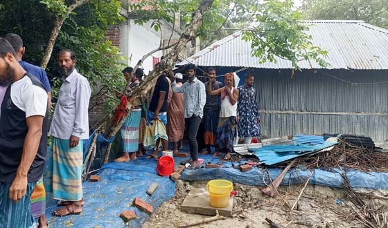 মোরেলগঞ্জে ব্যবসায়ীর পরিবারে হামলা, ভাংচুর, মারপিটে আহত ৩