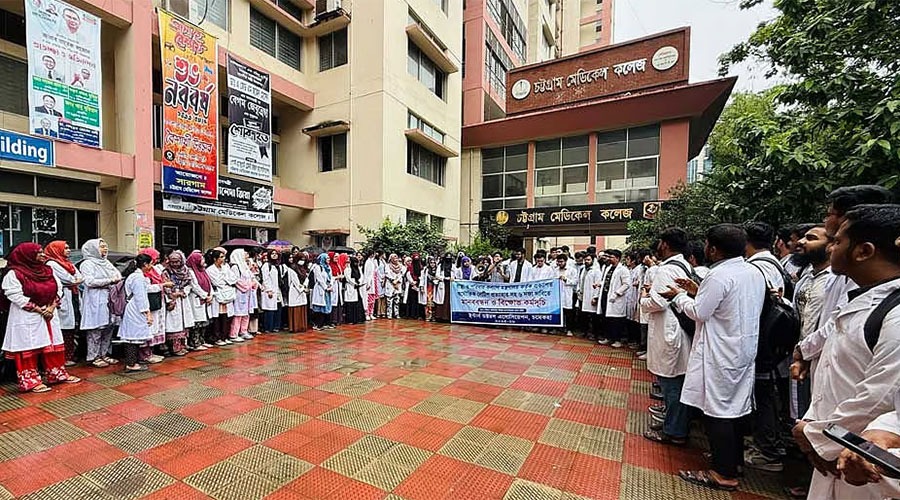 ৬ দফা দাবিতে আজও চট্টগ্রাম মেডিকেলে চলছে ইন্টার্ন চিকিৎসকদের কর্মবিরতি