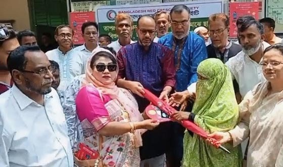 তীব্র তাপপ্রবাহে টাঙ্গাইলে ছাতা, বিশুদ্ধ পানি ও মাস্ক বিতরণ