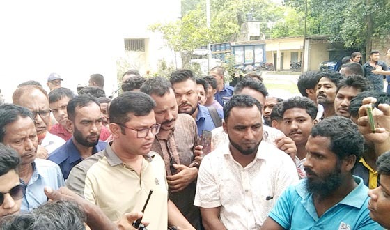 সৈয়দপুরে মামলা না নেওয়ায় লাশসহ বিক্ষোভ, থানা ঘেরাও