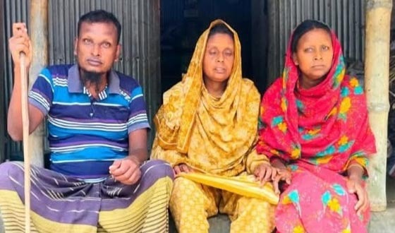 কালীগঞ্জে পঙ্গু স্ত্রী তিন অন্ধ সন্তানের পাশে উপজেলা প্রশাসন