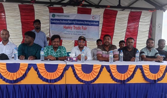 সুন্দরবনে নির্ভরশীলতা কমিয়ে জীবিকায় গতি আনতে মধু মেলা