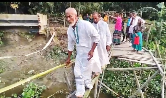 কুড়িগ্রামে ভেঙে পড়েছে কাঠের সাঁকো, দুর্ভোগে মানুষ