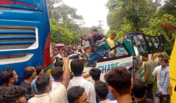 চকরিয়ায় দুই বাসের সংঘর্ষে শিশুসহ নিহত ২, আহত ২০