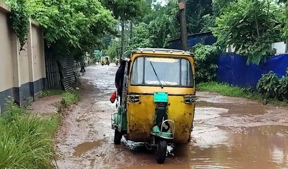 দোকানঘর অংশ যেন মৃত্যুফাঁদ, দ্রুত সংস্কারের দাবি