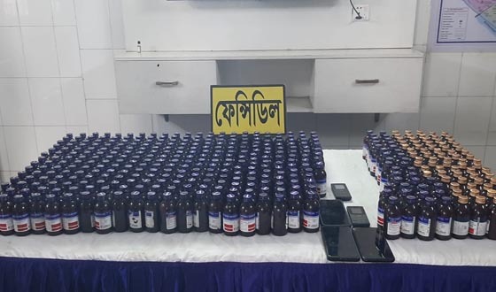 রাজধানীতে ৪১১ বোতল ফেন্সিডিলসহ তিন মাদক ব্যবসায়ী গ্রেফতার