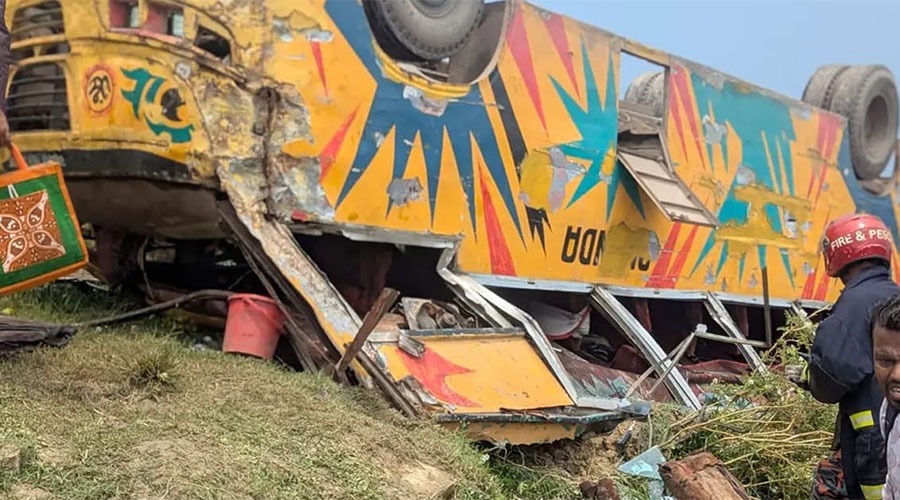সরাইলে যাত্রীবাহী বাস উল্টে খাদে পড়ে ৪ জন নিহত