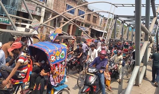 কালীগঞ্জে দৃষ্টিনন্দন ব্রিজের দু,পাশ এখন হকারদের দখলে
