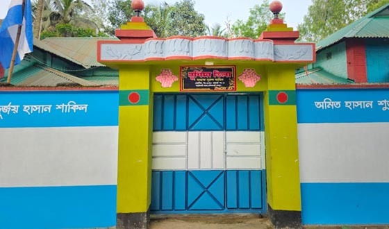 নালিতাবাড়ীতে আর্জেন্টিনা সমর্থকের বাড়ি পতাকায় মোড়ানো