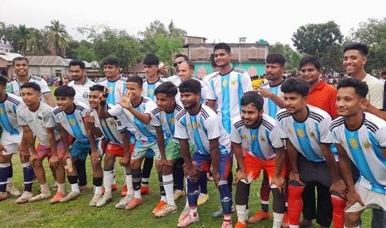 চিরিরবন্দরে ব্রাজিল-আর্জেন্টিনা সমর্থকদের প্রীতি ফুটবল ম্যাচ