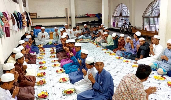 মাদ্রাসা শিক্ষার্থীদের নিয়ে ব্যতিক্রমী ফল উৎসব