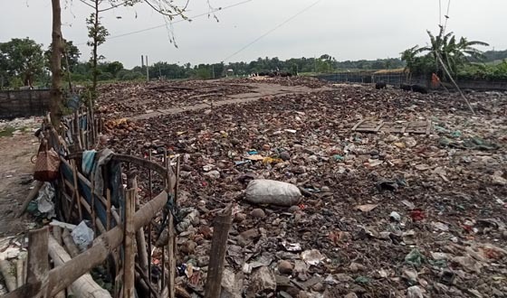 দুর্গন্ধে অতিষ্ঠ পথচারী ও এলাকাবাসী, অপসারণের দাবি
