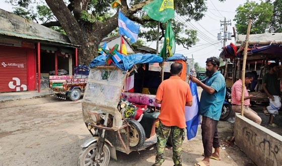 হিলিতে পতাকা বিক্রি জমজমাট