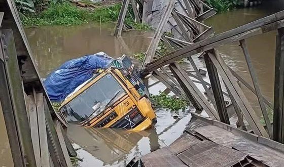 মঠবাড়িয়ায় ব্রিজ ভেঙে খালে ট্রাক, সড়ক যোগাযোগ বিচ্ছিন্ন