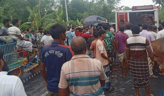 মোহনপুরে সড়ক দুর্ঘটনায় নিহত ২, আহত ৪