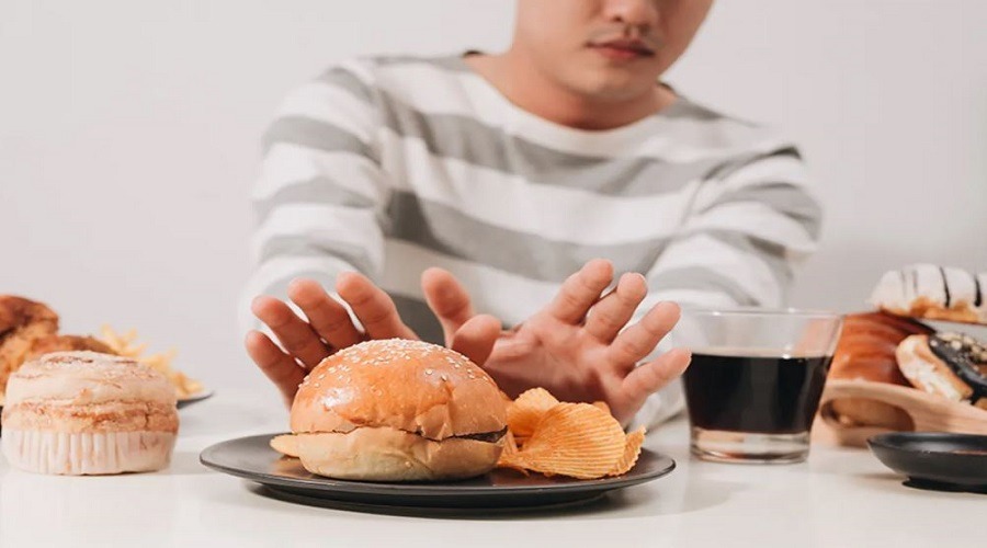 গরমে এড়িয়ে চলুন এই ৮টি খাবার