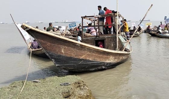 সাগরে যাওয়ার প্রস্তুতি কলাপাড়ার অর্ধলক্ষ জেলেরা