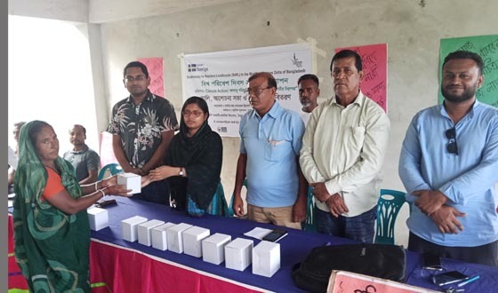 কয়রায় বিশ্ব পরিবেশ দিবস পালন উপলক্ষে গাছের চারা বিতরণ