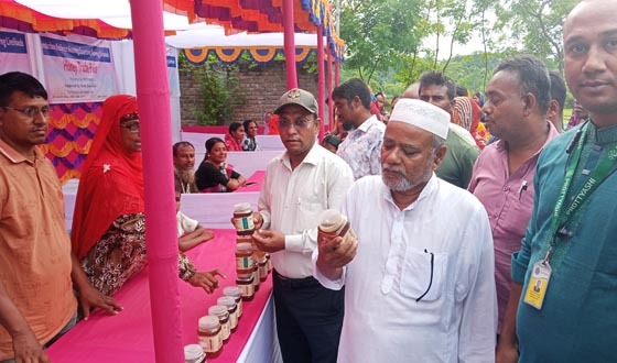 মৌচাষে স্বাবলম্বীতার বার্তা, কয়রায় ব্যাতিক্রমী মধু মেলা