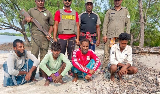 সুন্দরবনে নিষিদ্ধ সময়ে মাছ ধরায় ট্রলারসহ গ্রেফতার ৩