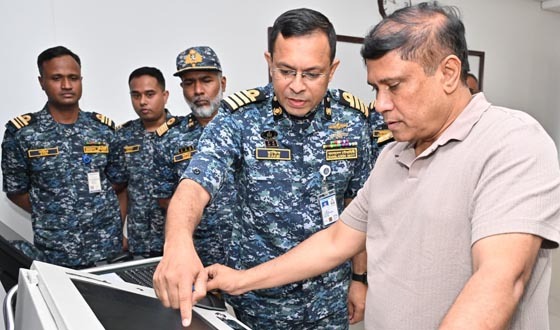 চট্টগ্রামে বাংলাদশে নৌবাহিনীর বিভিন্ন স্থাপনা পরিদর্শন করলনে প্রধানমন্ত্রীর প্রতিরক্ষা  উপদেষ্টা