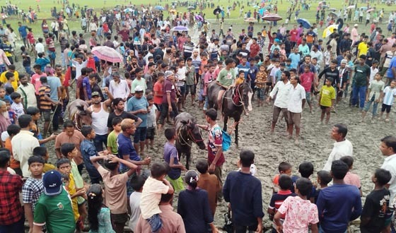 তীব্র গরম উপেক্ষা করে সাতক্ষীরায় ঐতিহ্যবাহী ঘোড়দৌড়