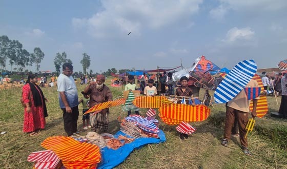 ক্ষেতলালে সন্যাসতলীর ২শ বছরের ঐতিহ্যবাহী ঘুড়ির মেলা