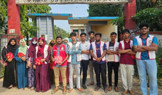 তীব্র তাপদাহে খেটে খাওয়া মানুষদের ছাতা-হাতপাখা বিতরণ