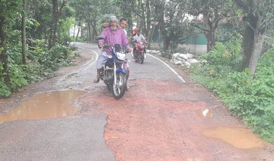 সুজানগরে গ্রাম-গঞ্জের সড়কগুলোর বেহালদশা
